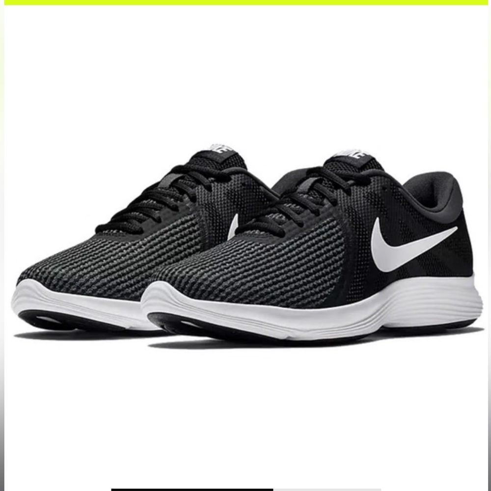 NIKE REVOLUTION 4